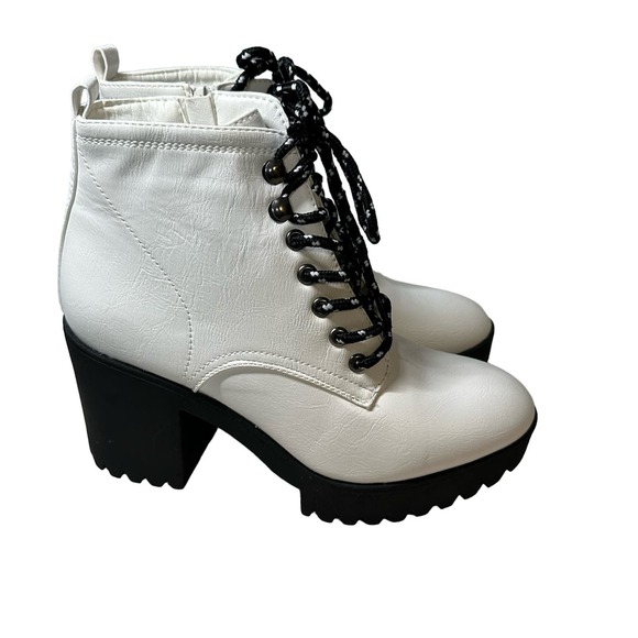 Seven7 Shoes - Seven7 White and Black Flatiron Boots Y2K NWOT Size 9 Platform 3.5” Heel